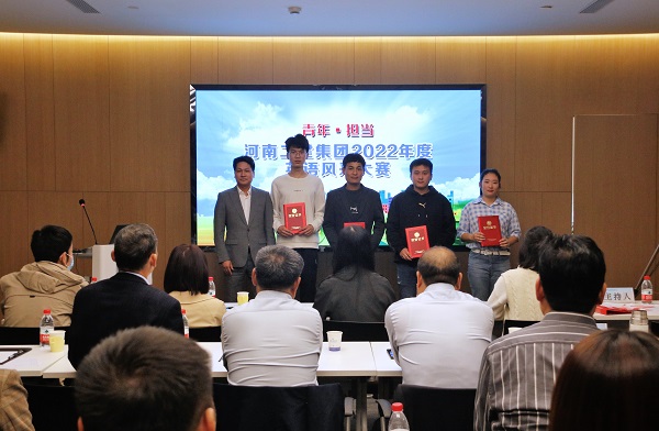 集团公司董事、副总经理张俊峰为优秀奖获得选手颁奖.JPG